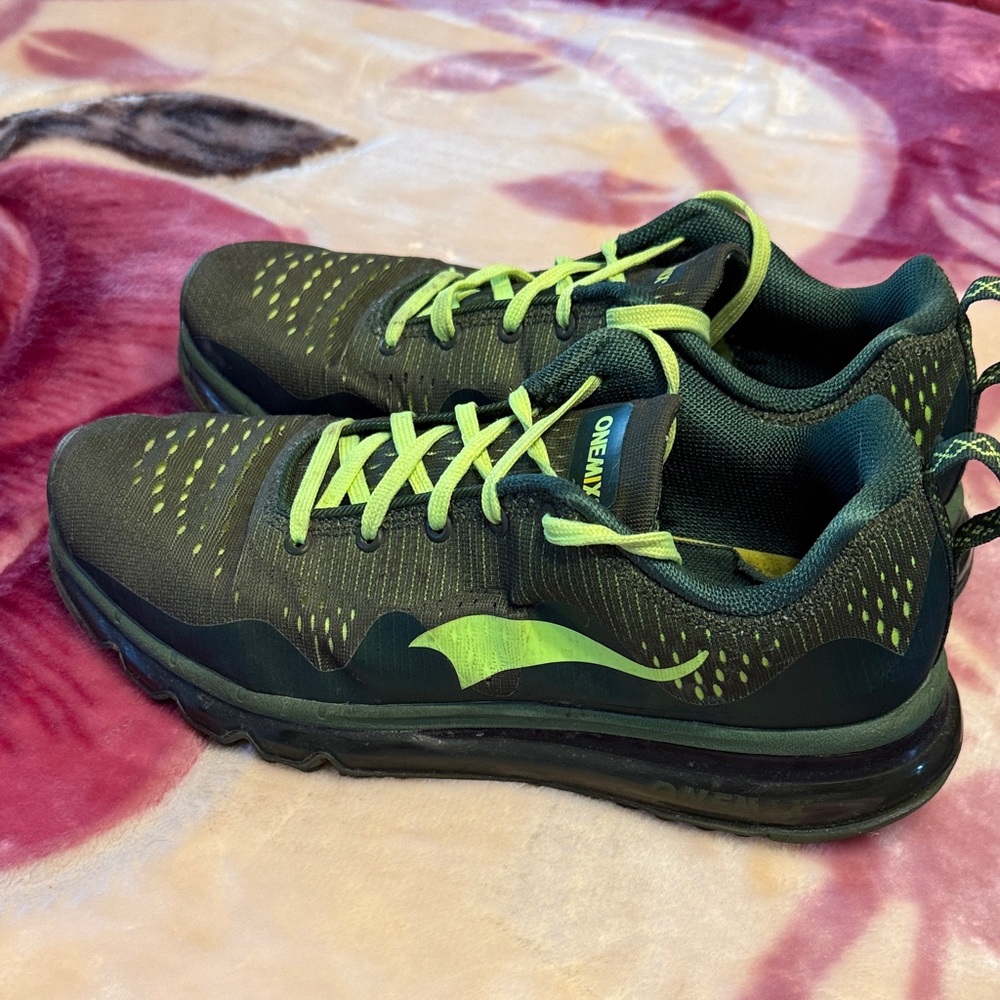 Men's Vibrant Green Athletic Shoes